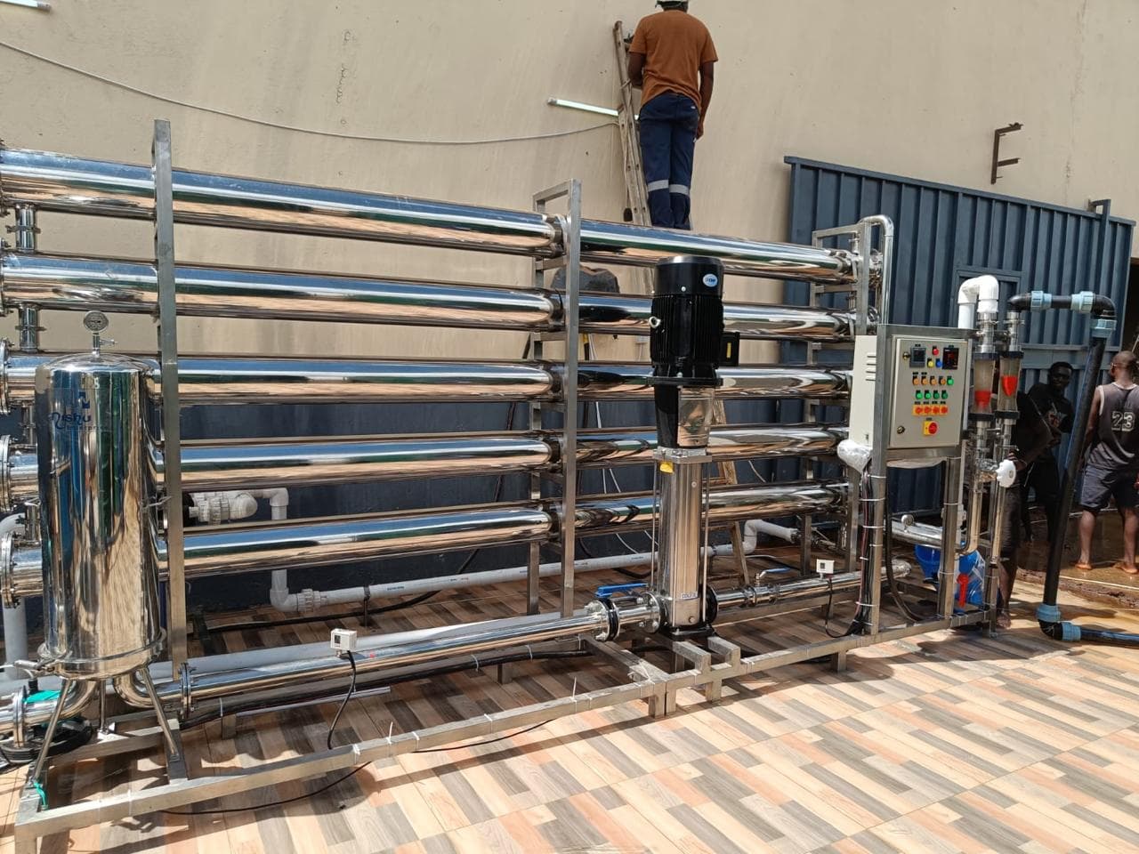 Stainless steel industrial RO plant with membrane housings and control panel